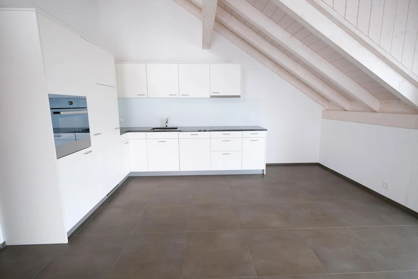 Modern and spacious gallery apartment with a view of the greenery - Photo 5 of 14