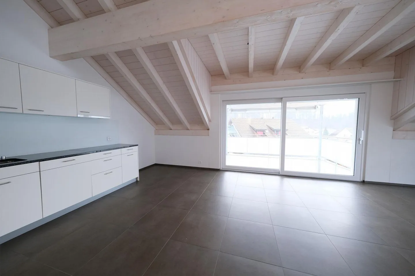 Modern and spacious gallery apartment with a view of the greenery - Photo 6 of 14