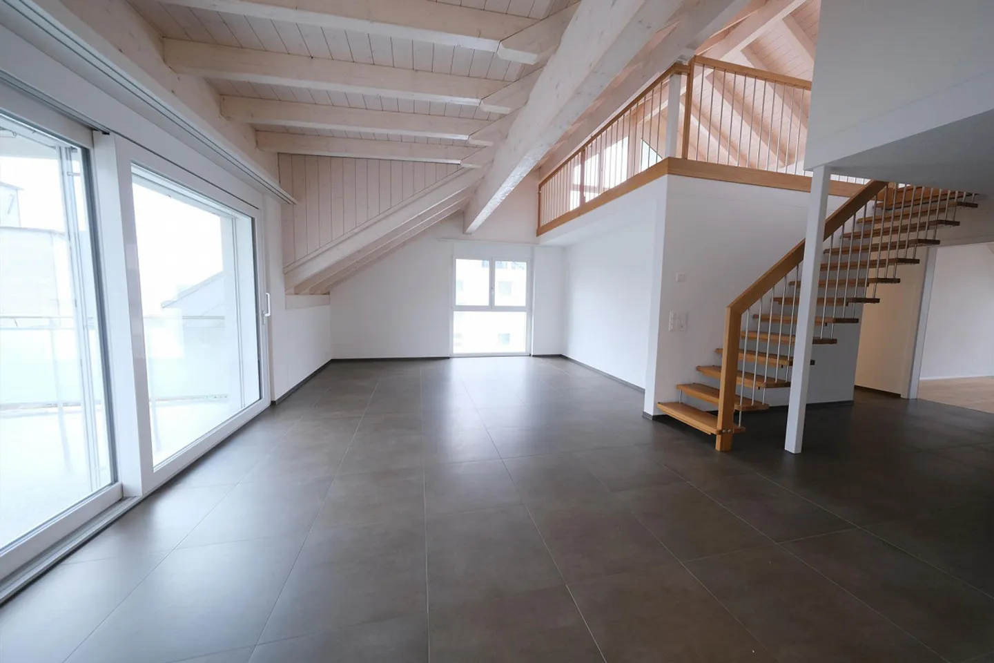 Modern and spacious gallery apartment with a view of the greenery - Photo 7 of 14