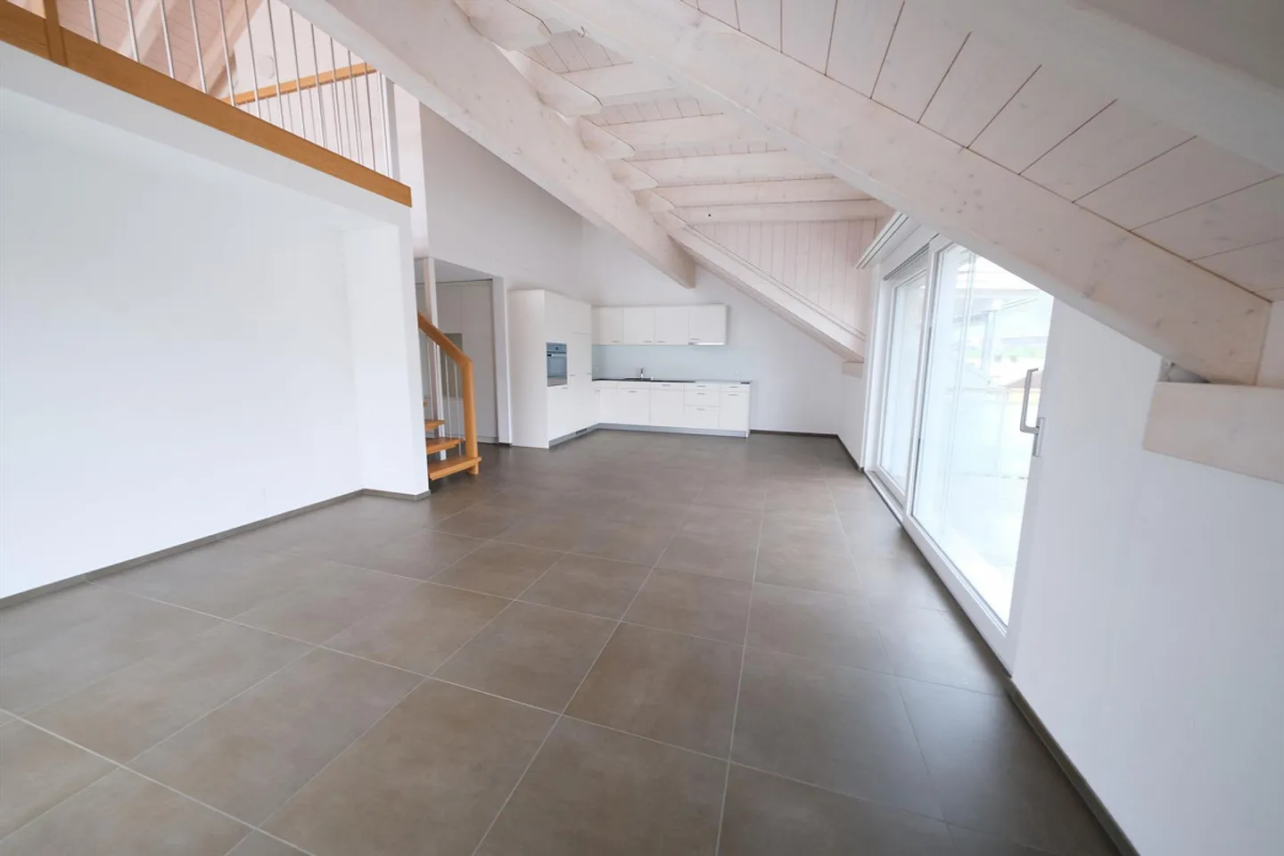 Modern and spacious gallery apartment with a view of the greenery - Photo 9 of 14