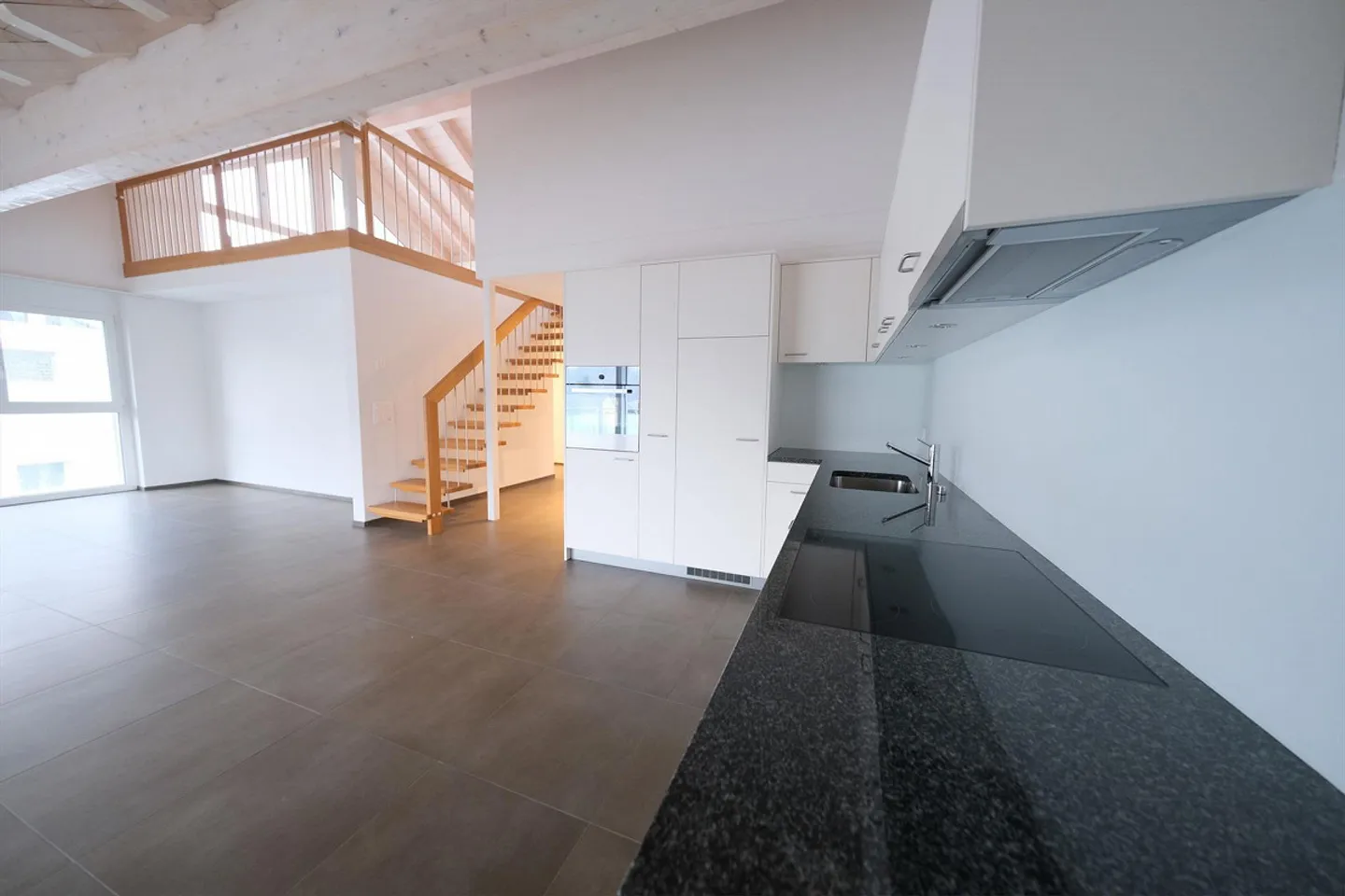 Modern and spacious gallery apartment with a view of the greenery - Photo 8 of 14