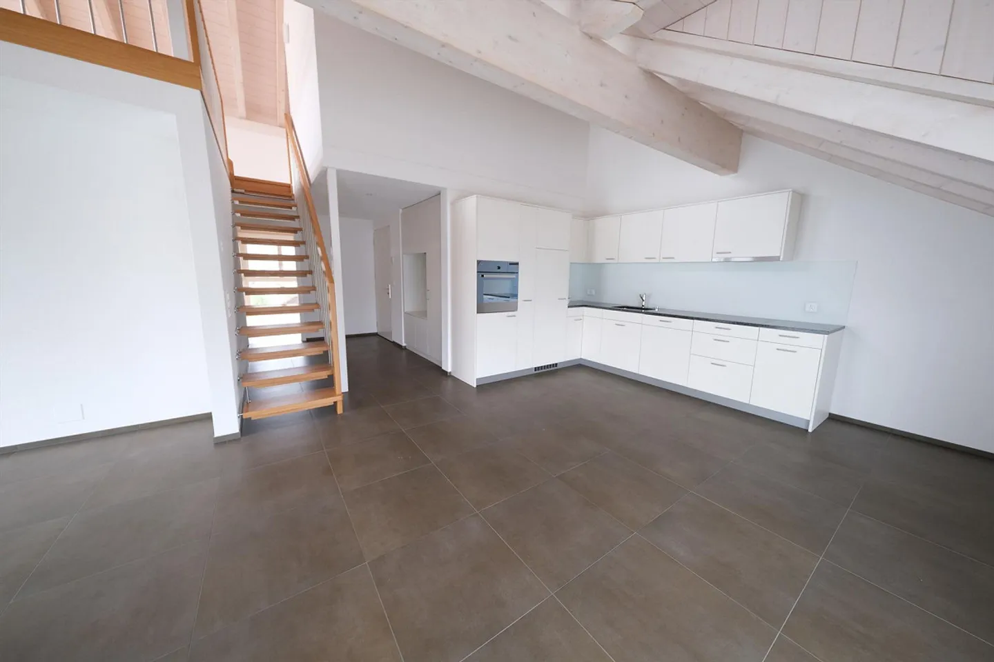 Modern and spacious gallery apartment with a view of the greenery - Photo 10 of 14