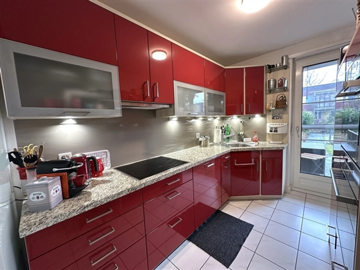 Cozy Row House with Beautiful Garden - Photo 2 of 17