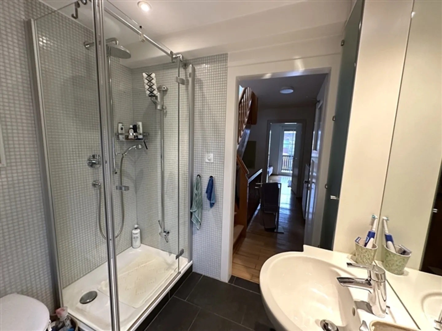 Cozy Row House with Beautiful Garden - Photo 5 of 17