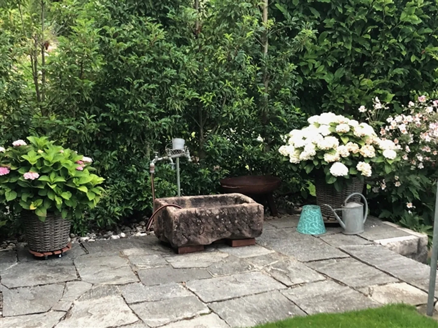 Cozy Row House with Beautiful Garden - Photo 13 of 17