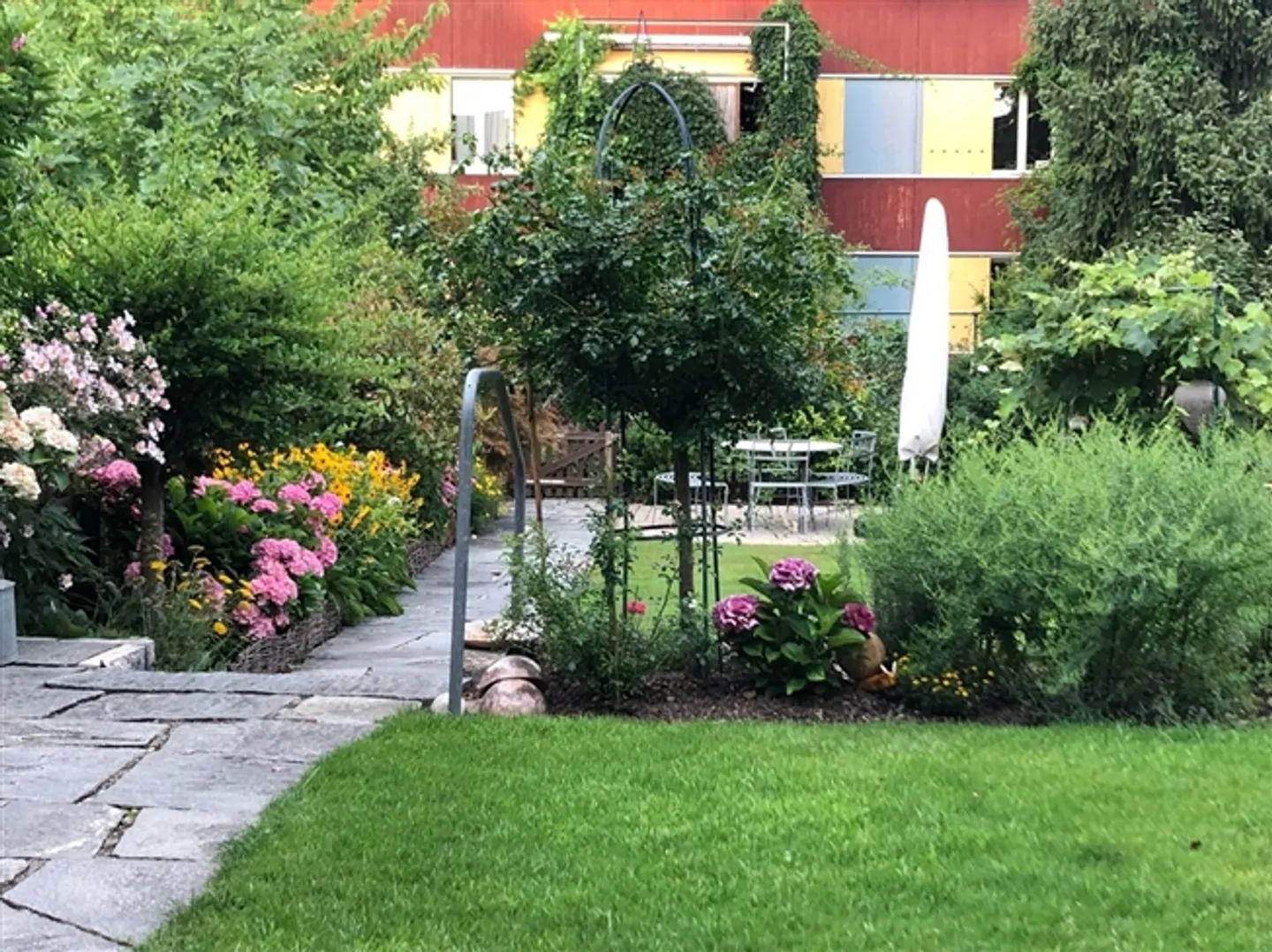 Cozy Row House with Beautiful Garden - Photo 14 of 17