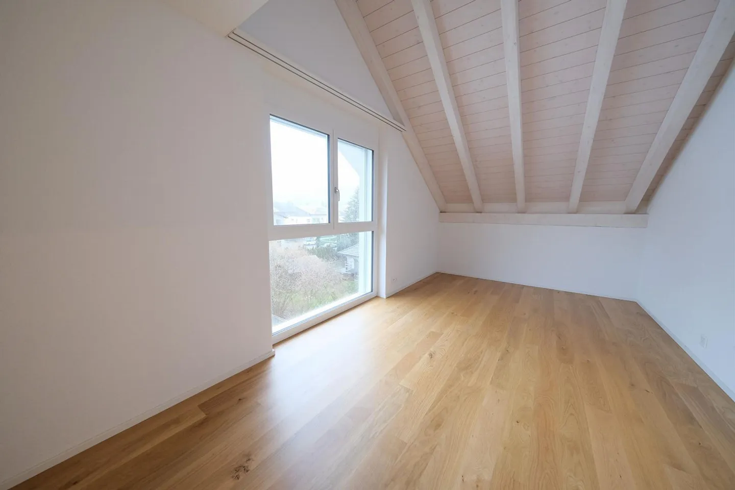 Modern and spacious gallery apartment with a view of the greenery - Photo 11 of 14