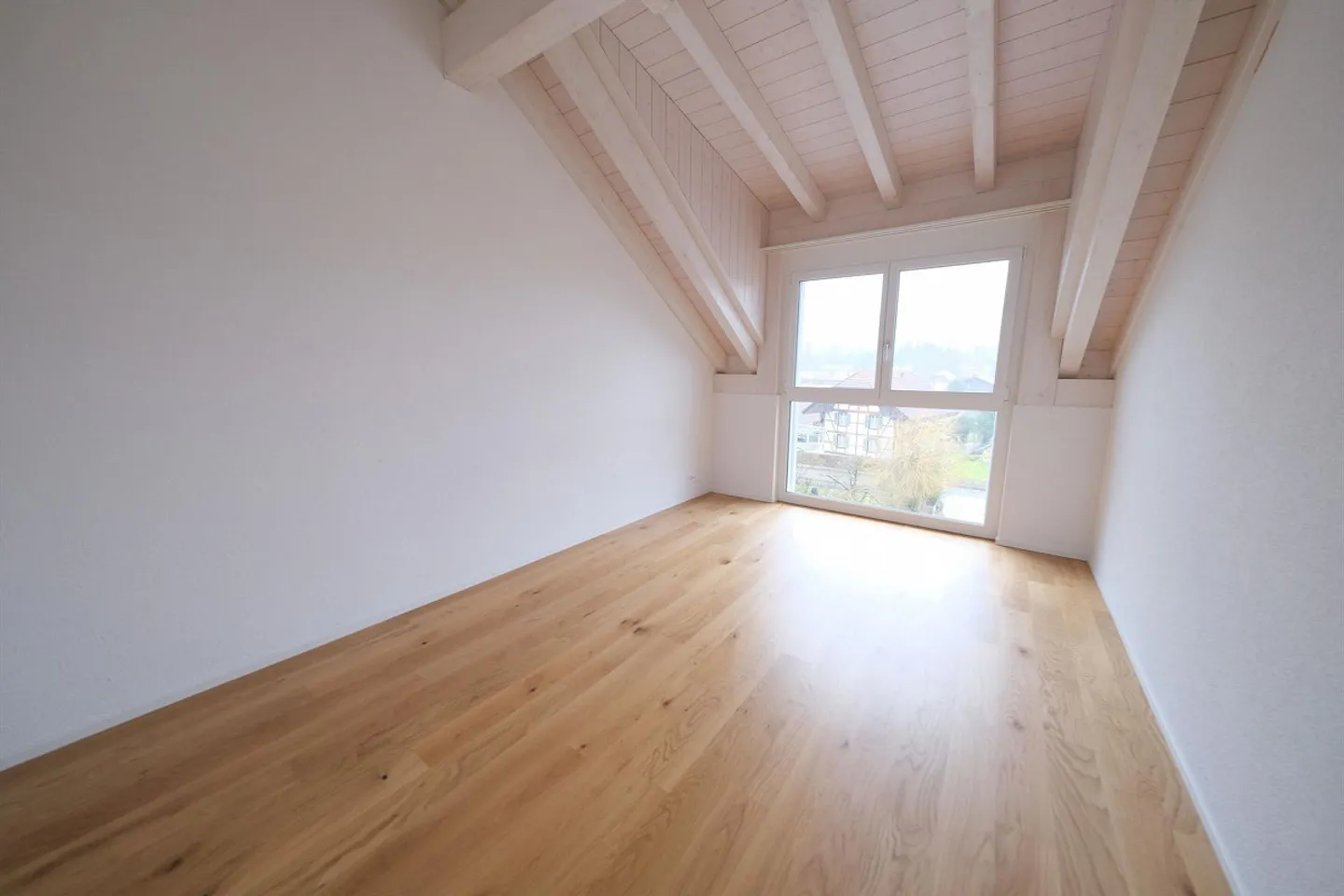 Modern and spacious gallery apartment with a view of the greenery - Photo 13 of 14