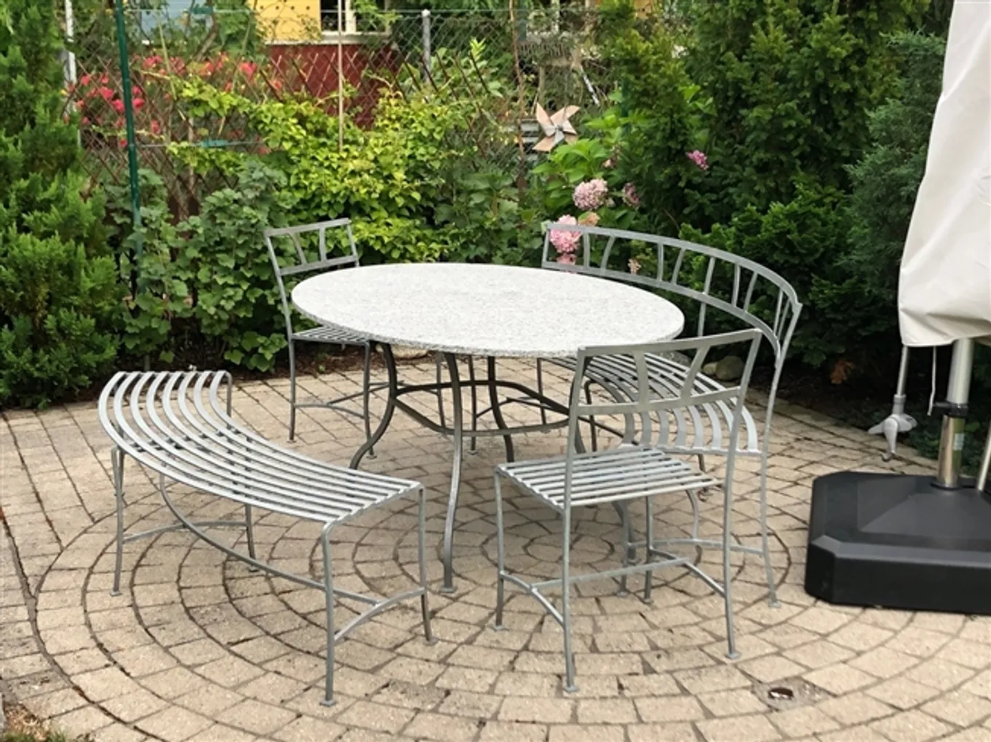 Cozy Row House with Beautiful Garden - Photo 12 of 17