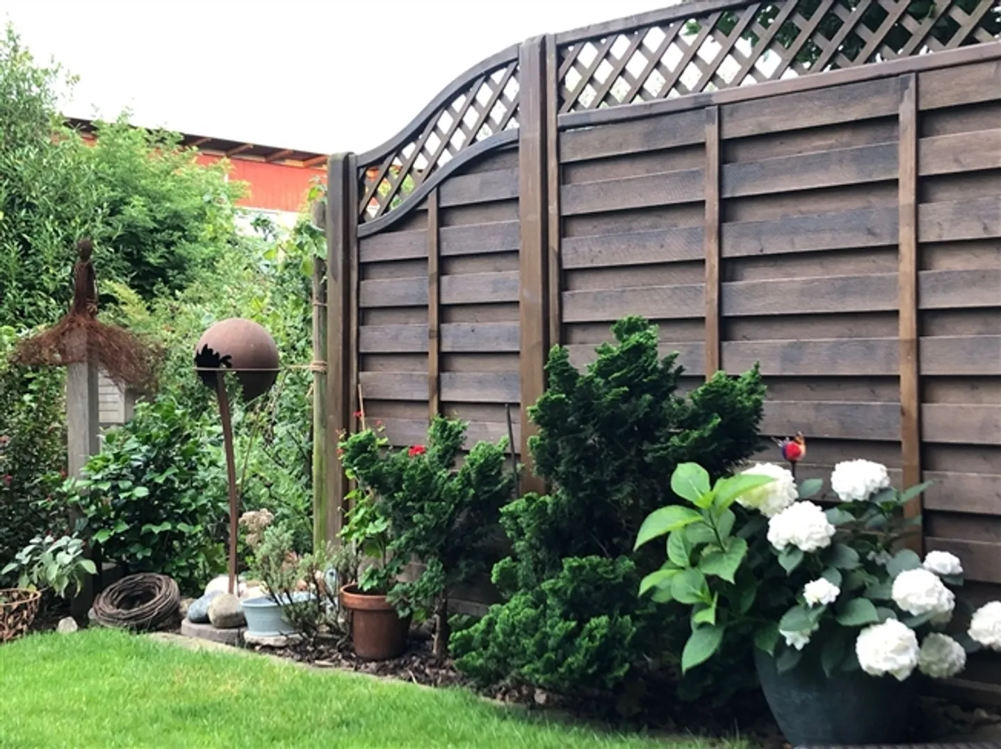 Cozy Row House with Beautiful Garden - Photo 15 of 17