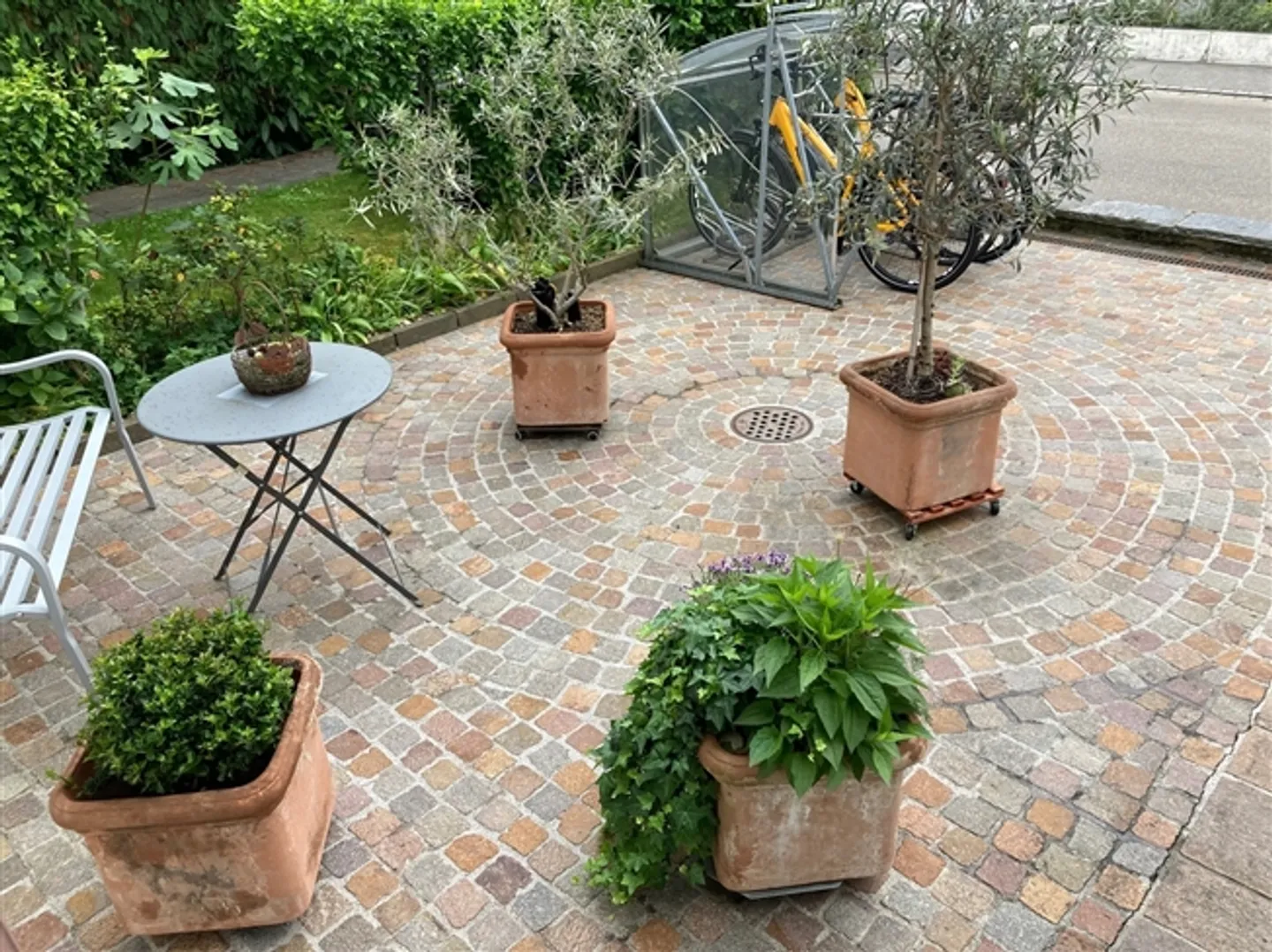 Cozy Row House with Beautiful Garden - Photo 17 of 17