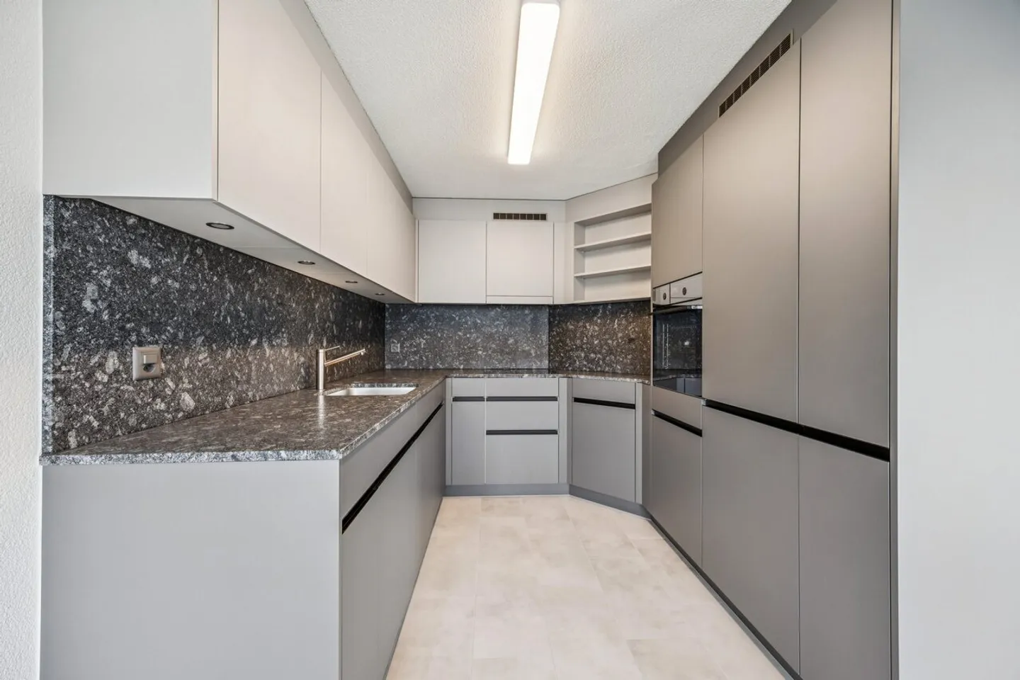 Modernes Apartment mit Balkon - Foto 2 von 8