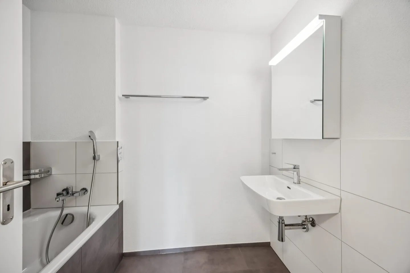 Modernes Apartment mit Balkon - Foto 3 von 8