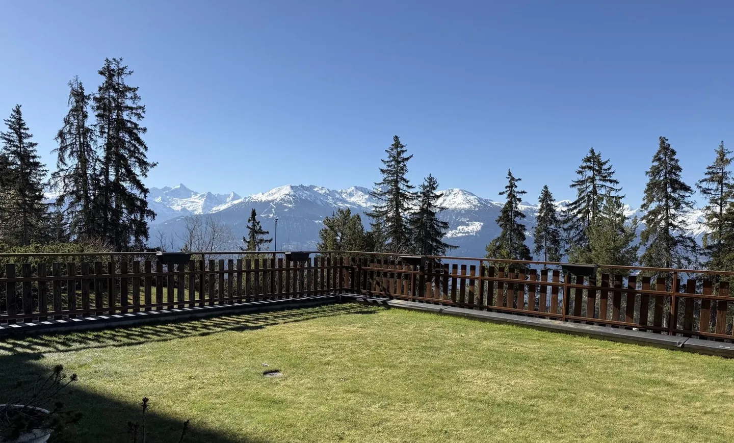 Seltenes 3.5-Zimmer-Apartment mit Terrasse in Vermala in einer Zweitwohnsitz-Residenz - Foto 2 von 7