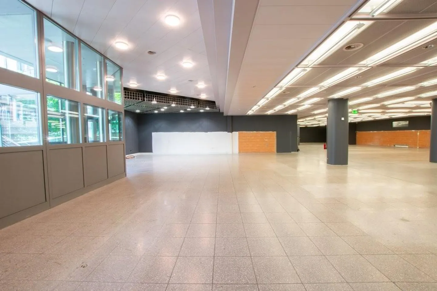 Grosszügige Gewerbefläche mitten im Zentrum - Photo 1 of 9