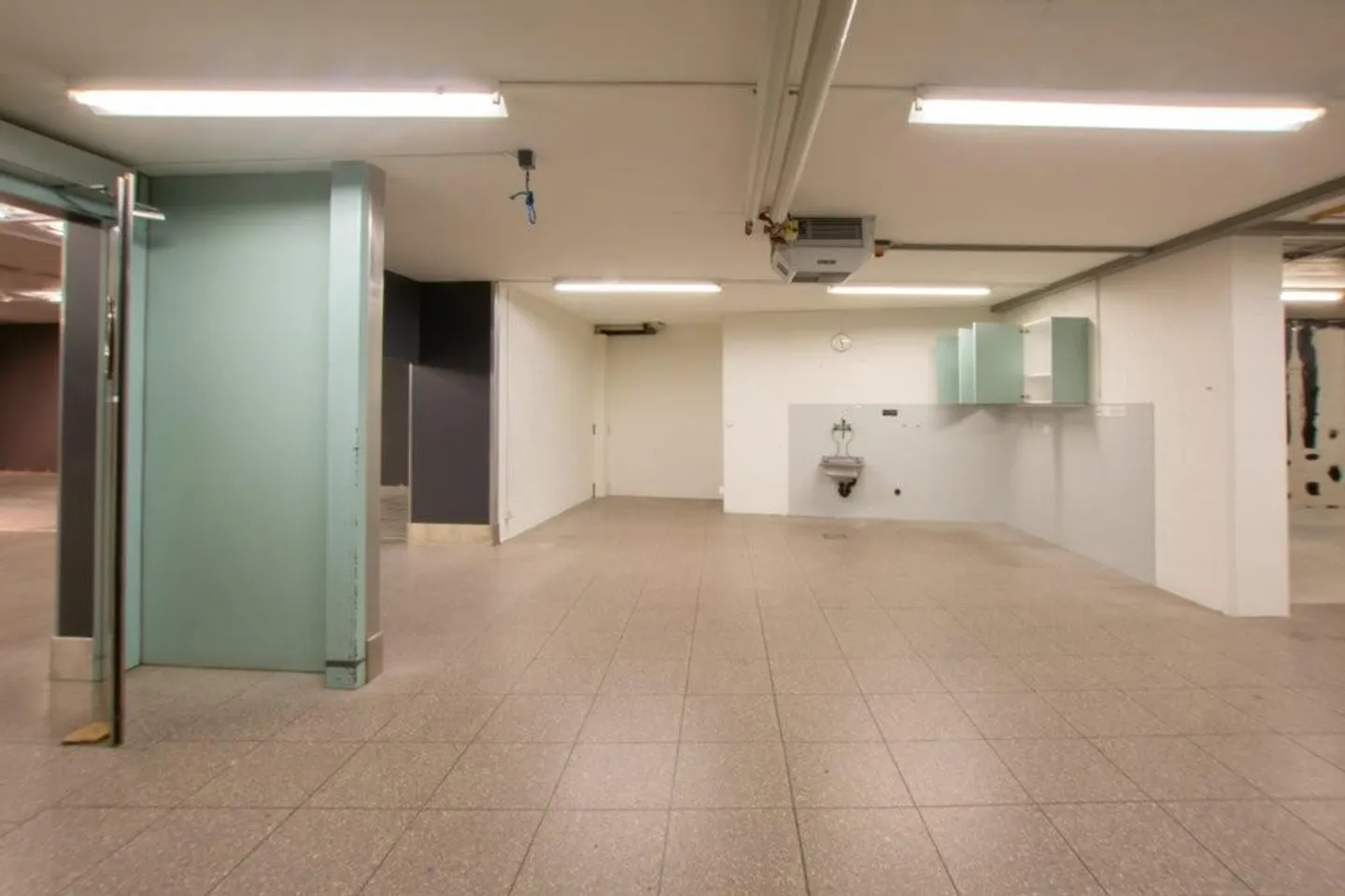 Grosszügige Gewerbefläche mitten im Zentrum - Photo 4 of 9