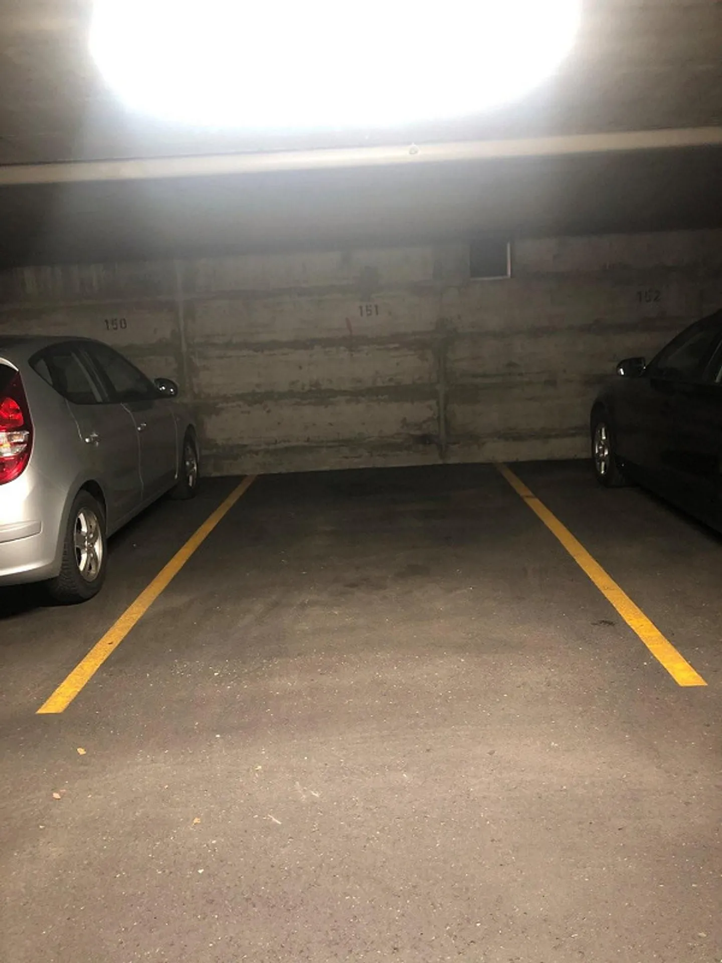Underground parking space for rent - pleasant location - Photo 2 of 3