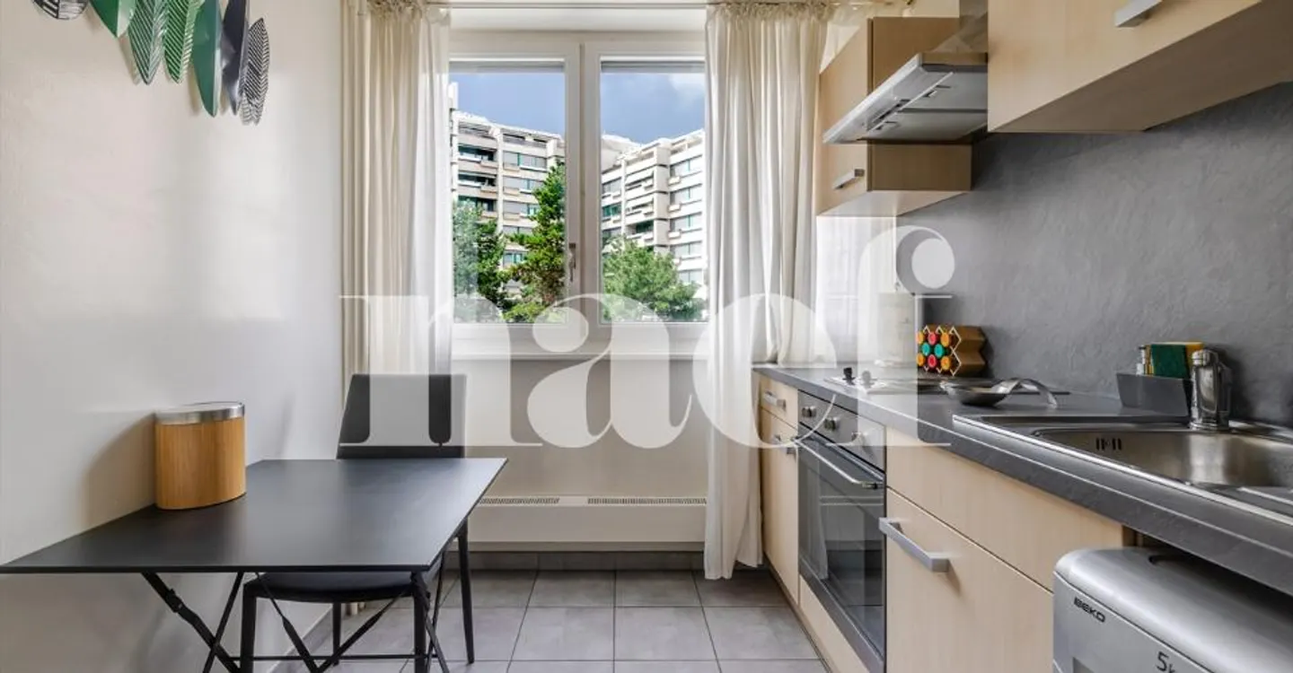 Charmilles: Large studio with separate kitchen - Photo 7 of 11