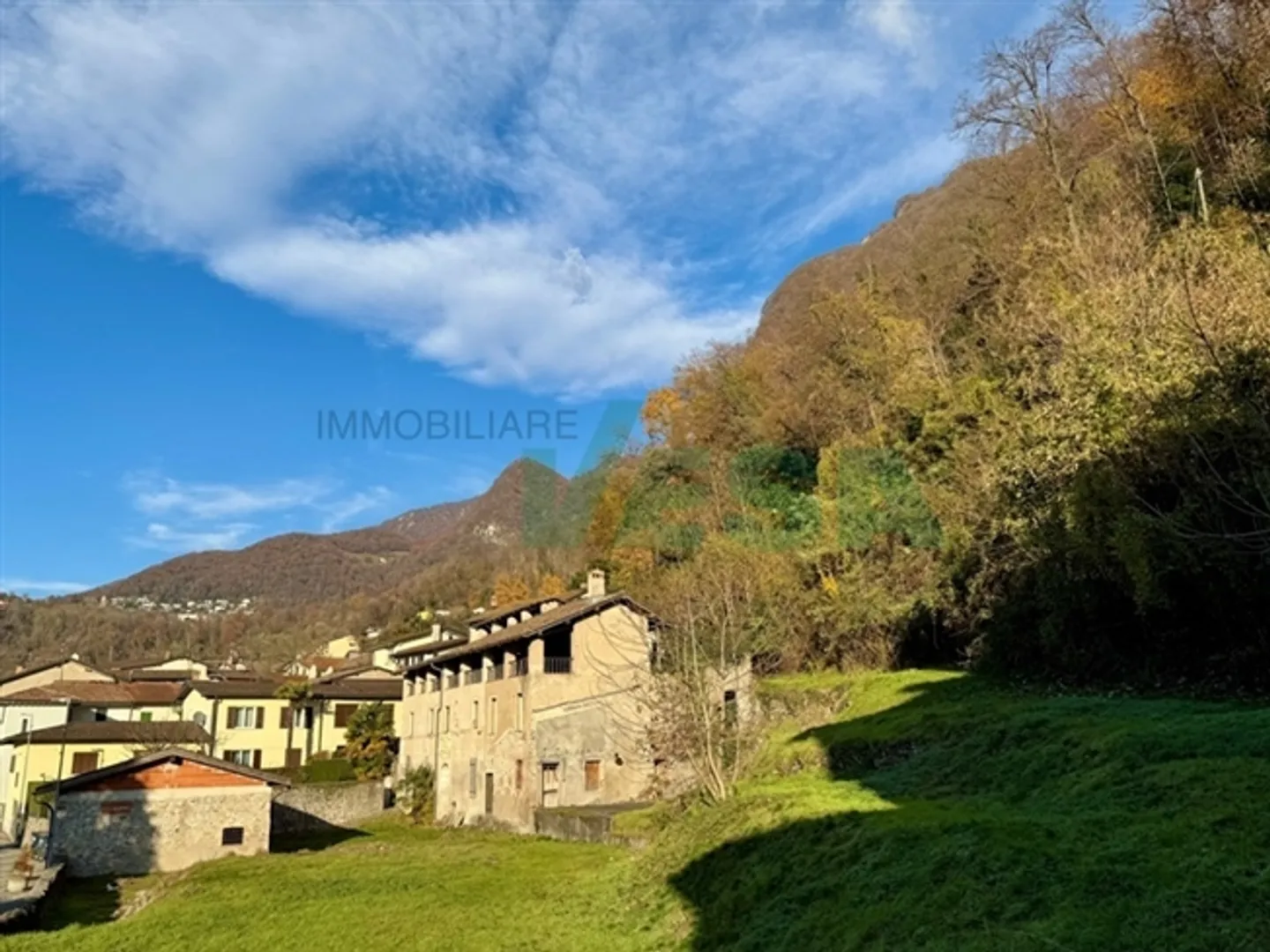 Beautiful building plot in a beautiful quiet and sunny location - Photo 3 of 5