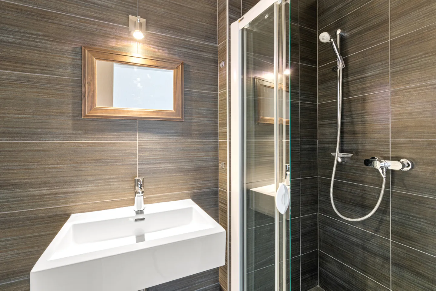 Contemporary duplex bathed in light with stunning lake view! - Photo 10 of 10