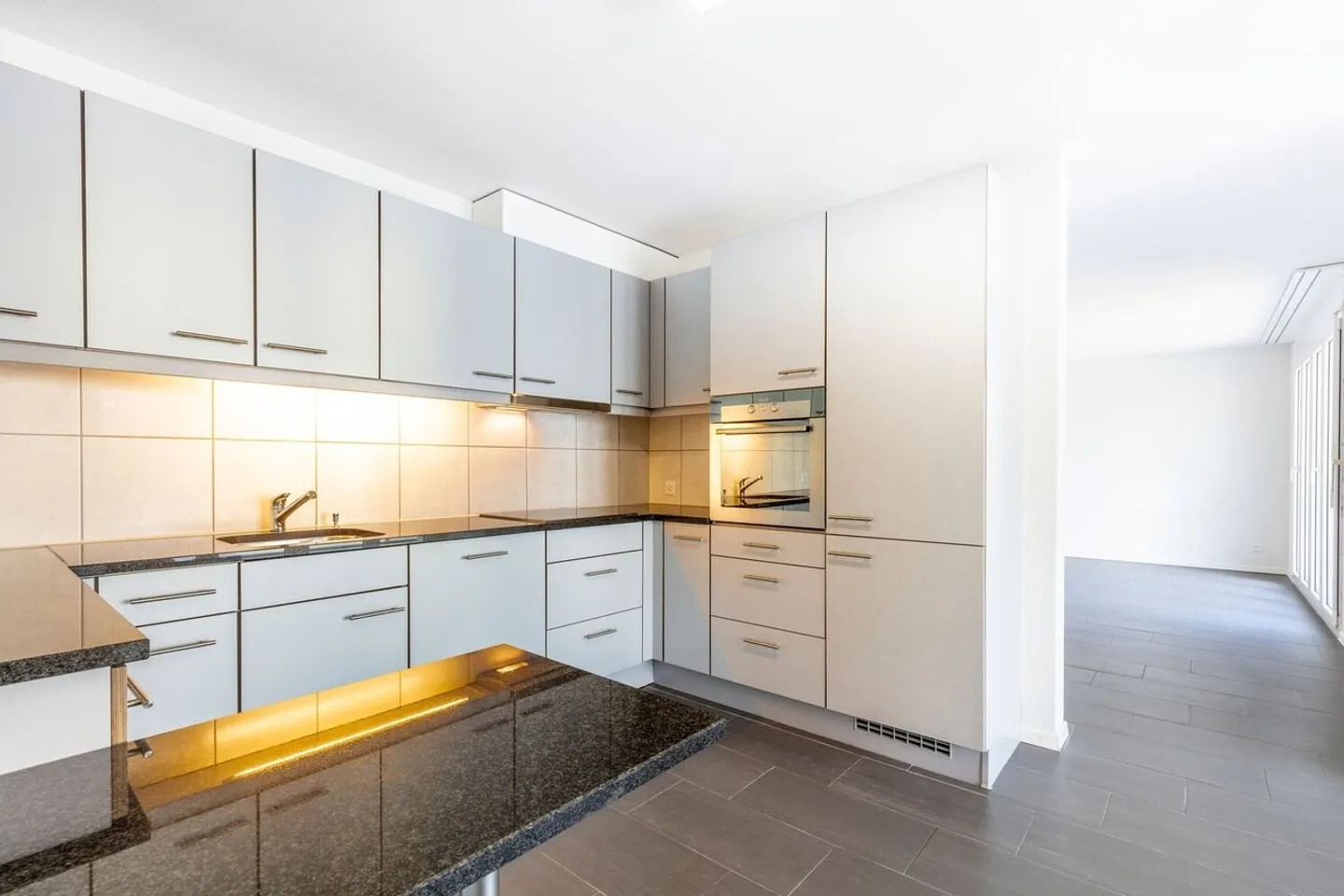 Moderno appartamento di 3,5 stanze con balcone vetrato - Foto 2 di 13