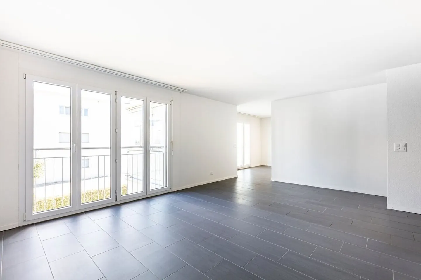 Moderno appartamento di 3,5 stanze con balcone vetrato - Foto 3 di 13