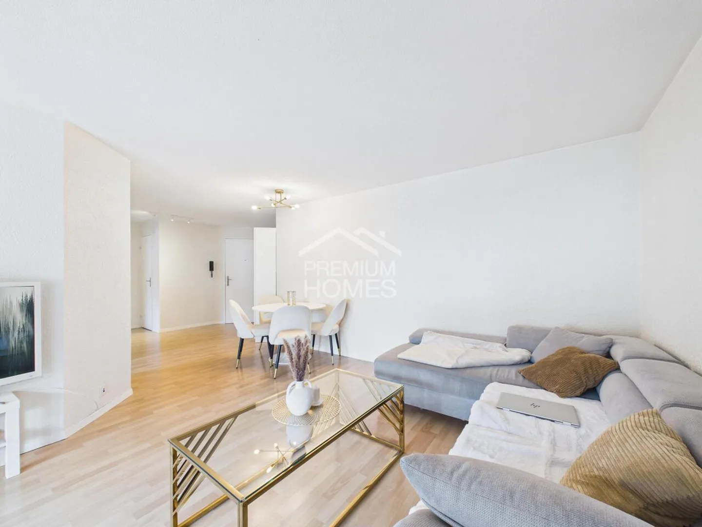 Charming Apartment with Balcony - Photo 2 of 6