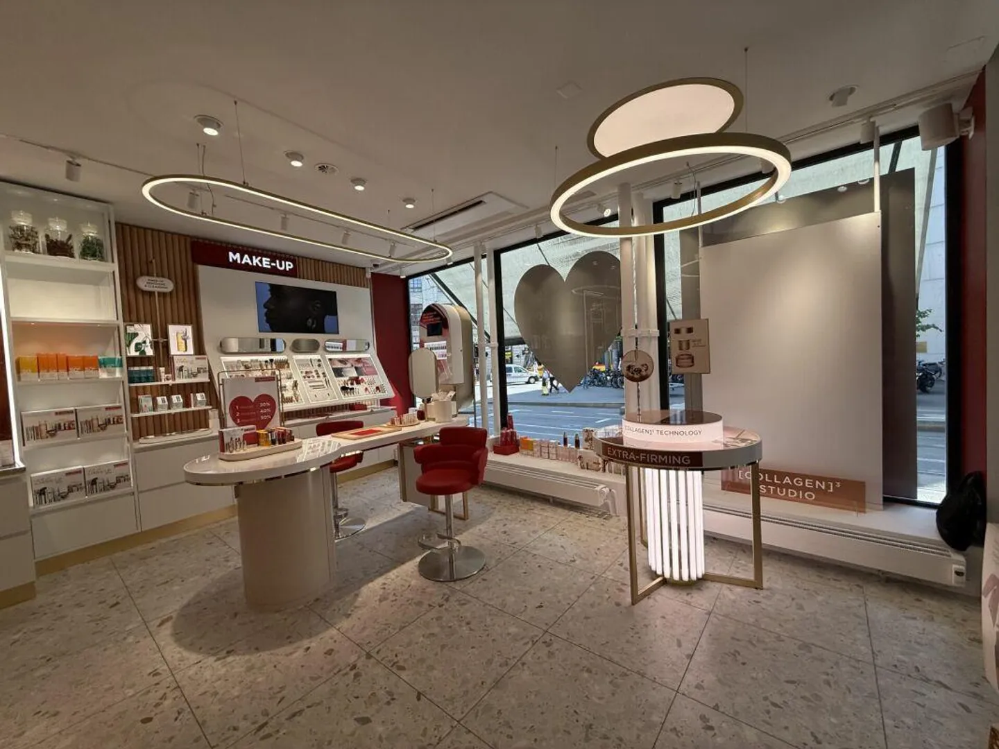 Retail space in prime city location - Photo 2 of 9