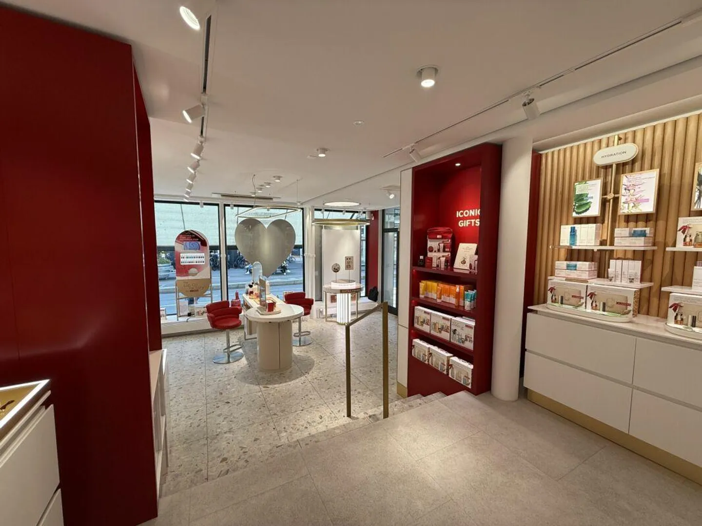 Retail space in prime city location - Photo 3 of 9