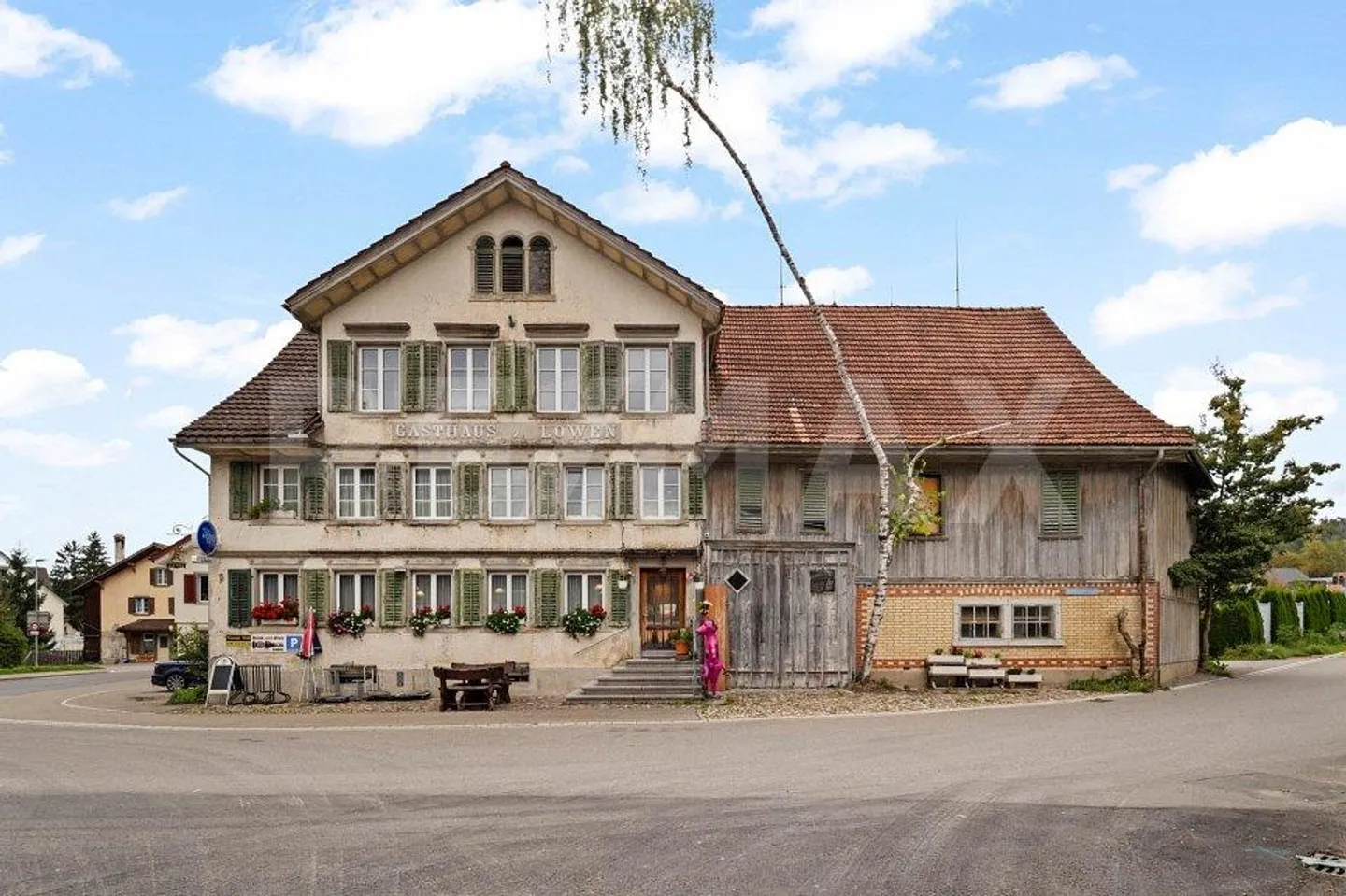 Da ristrutturare! Edificio residenziale con ristorante Löwen - Foto 1 di 13