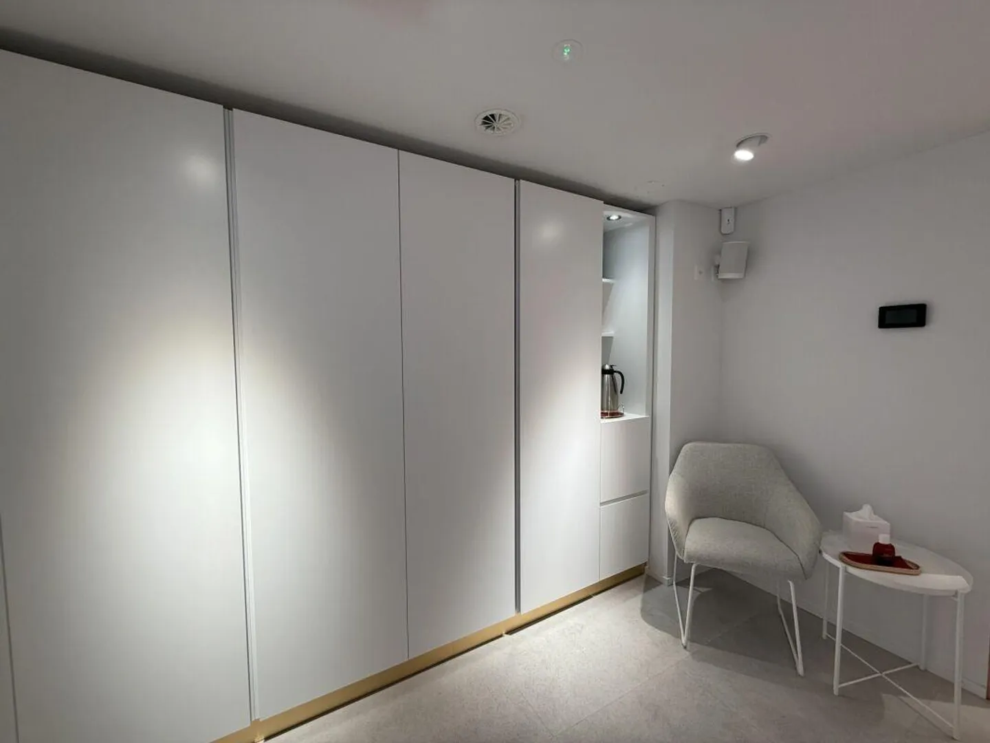 Retail space in prime city location - Photo 6 of 9