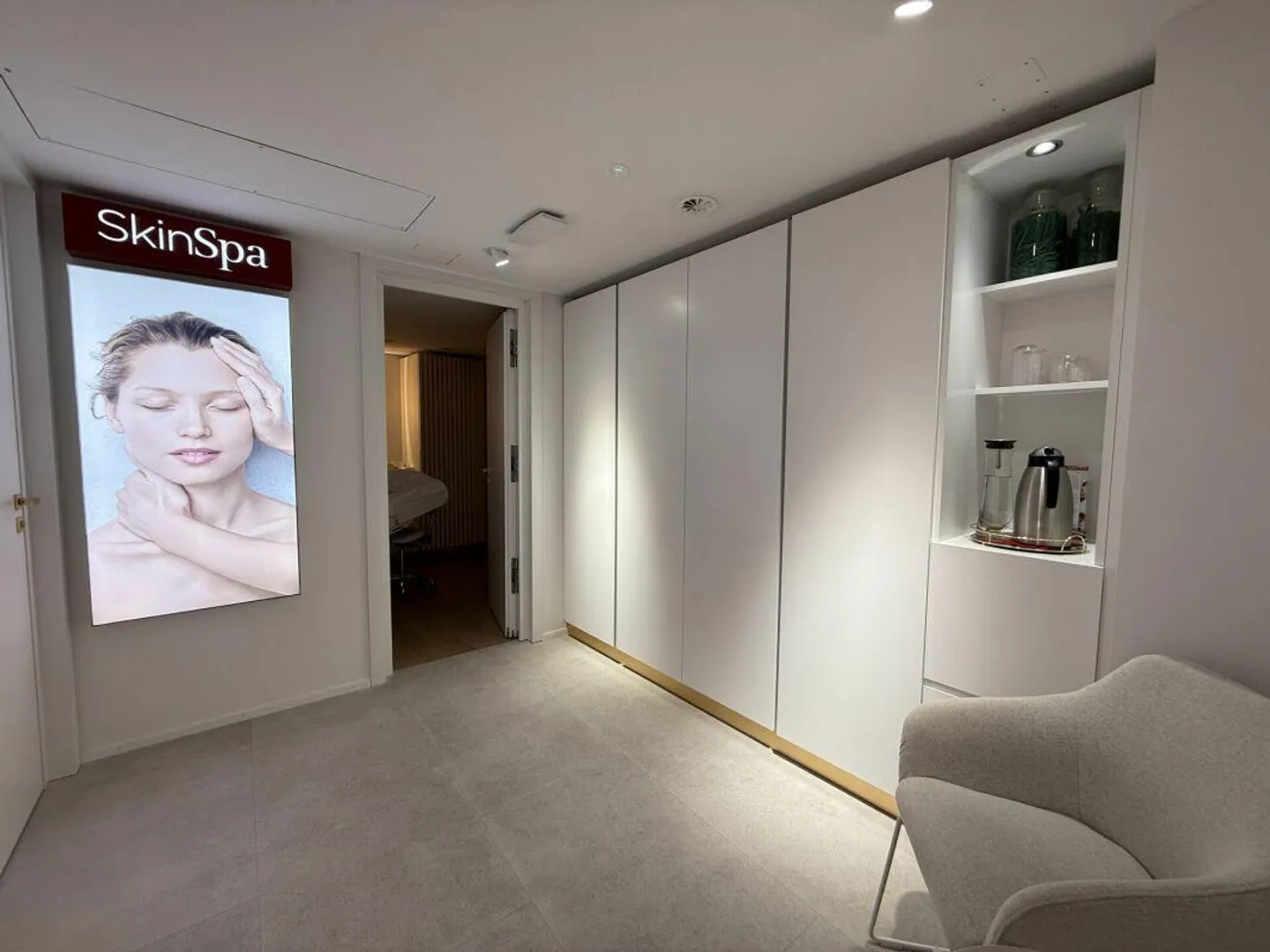 Retail space in prime city location - Photo 8 of 9