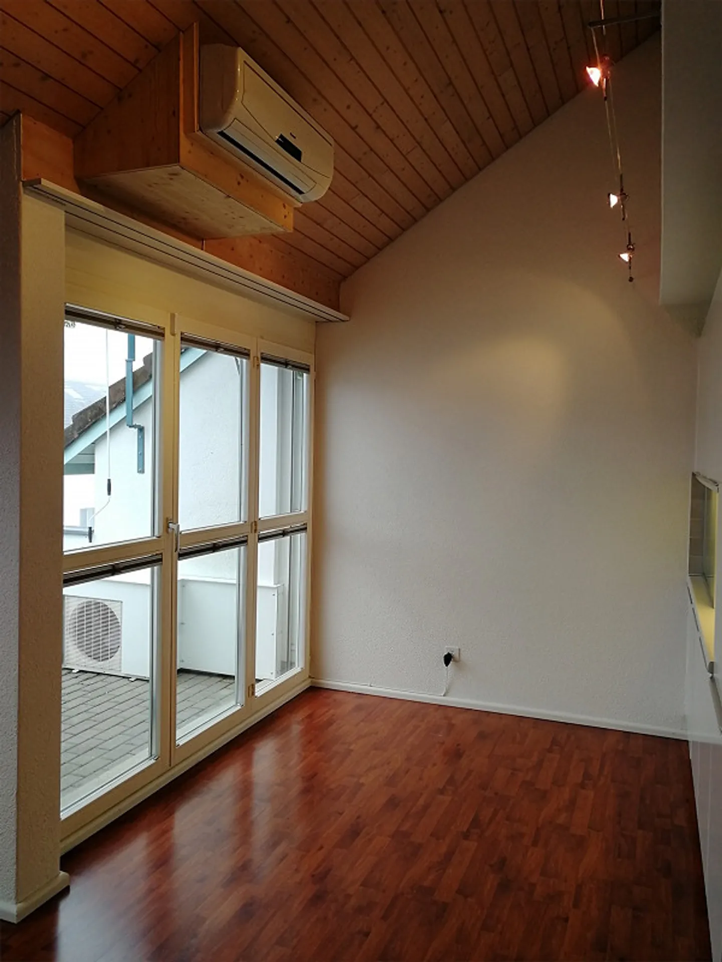 Incantevole appartamento mansardato di 3 stanze in una posizione tranquilla - Foto 2 di 15