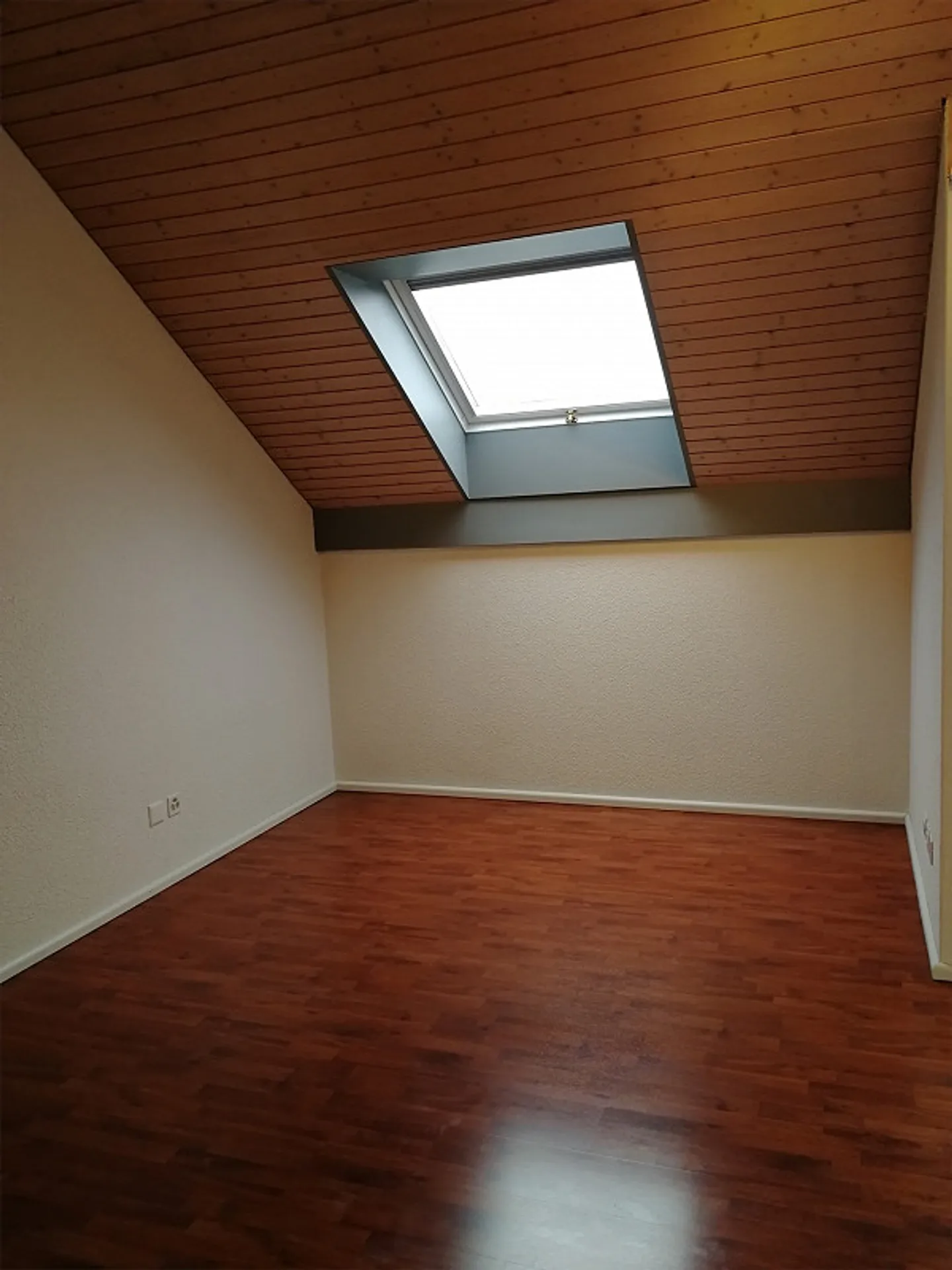 Incantevole appartamento mansardato di 3 stanze in una posizione tranquilla - Foto 1 di 15