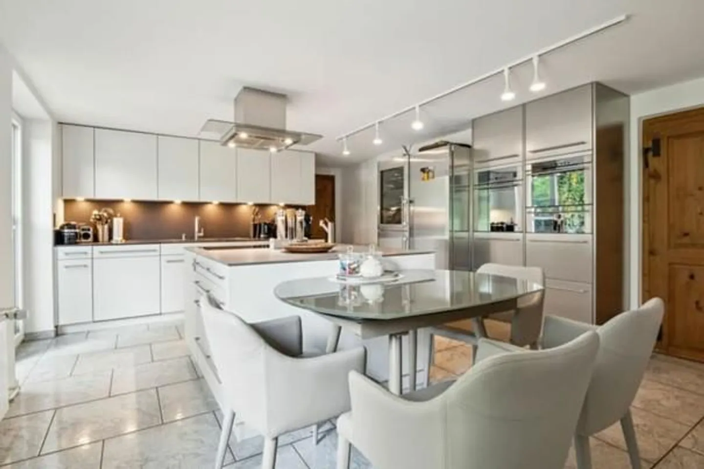 Maison résidentielle moderne avec nouvelle salle d'équitation à Wängi - Photo 3 sur 11