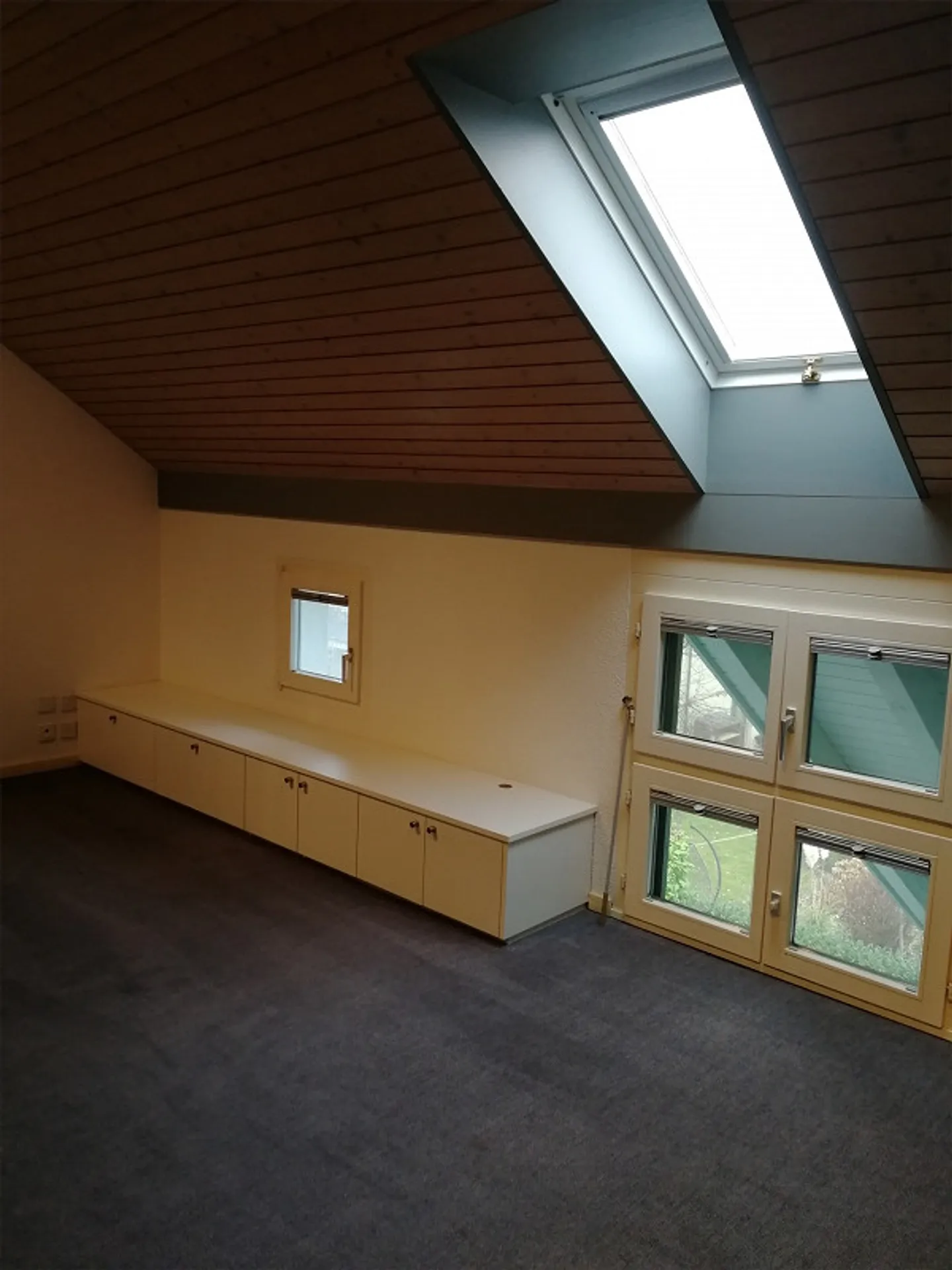 Incantevole appartamento mansardato di 3 stanze in una posizione tranquilla - Foto 9 di 15