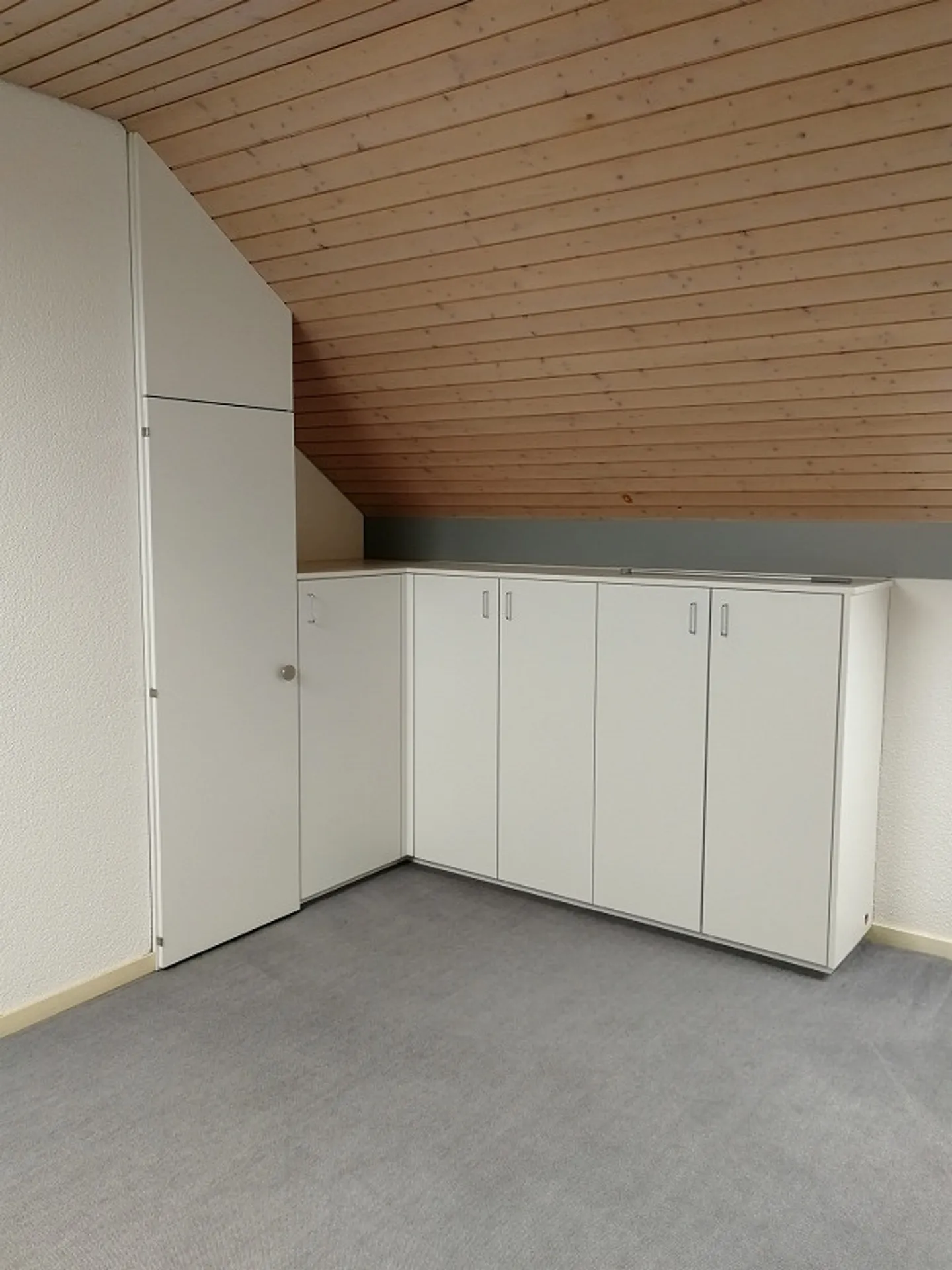 Incantevole appartamento mansardato di 3 stanze in una posizione tranquilla - Foto 13 di 15