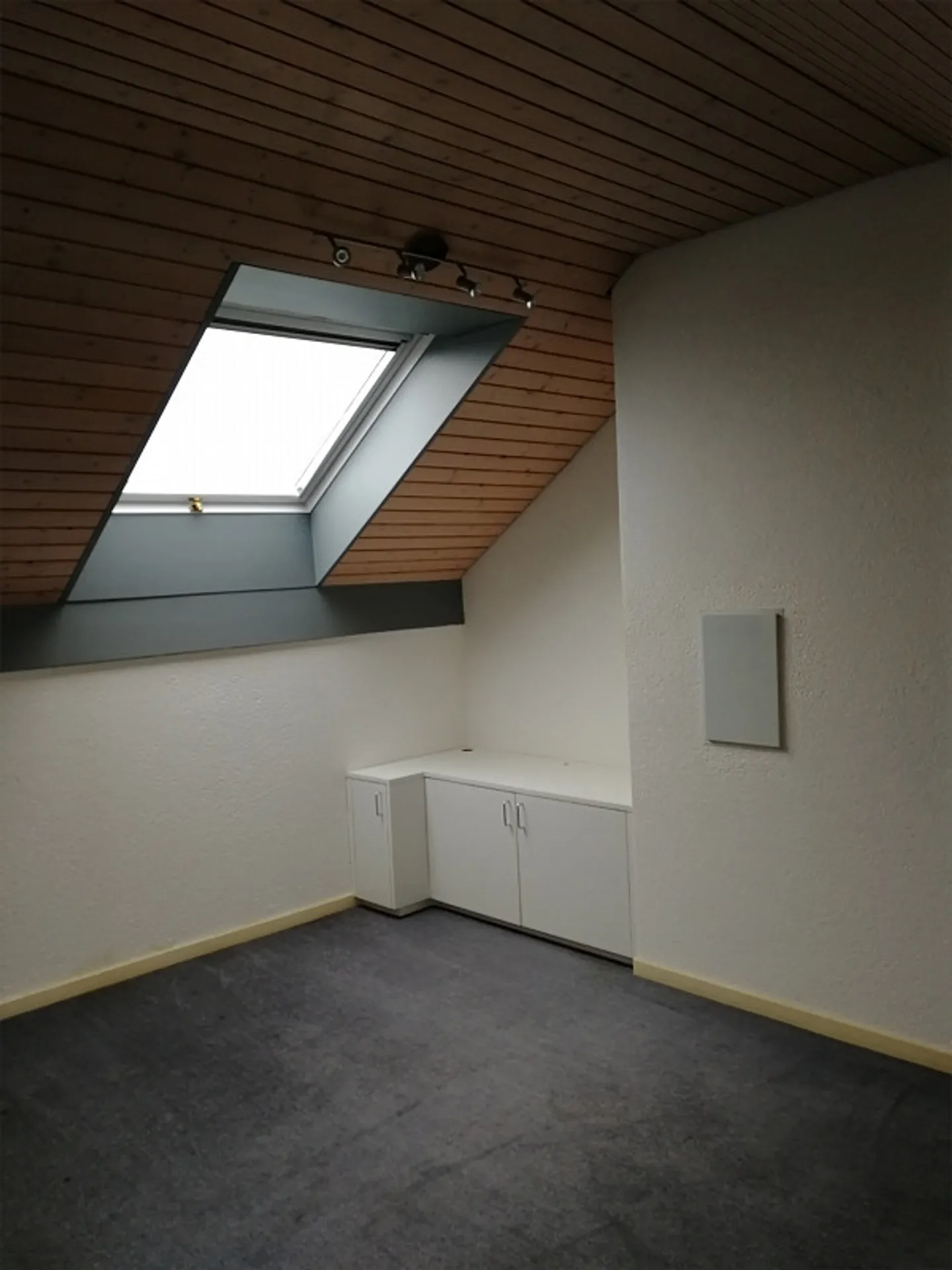 Incantevole appartamento mansardato di 3 stanze in una posizione tranquilla - Foto 12 di 15