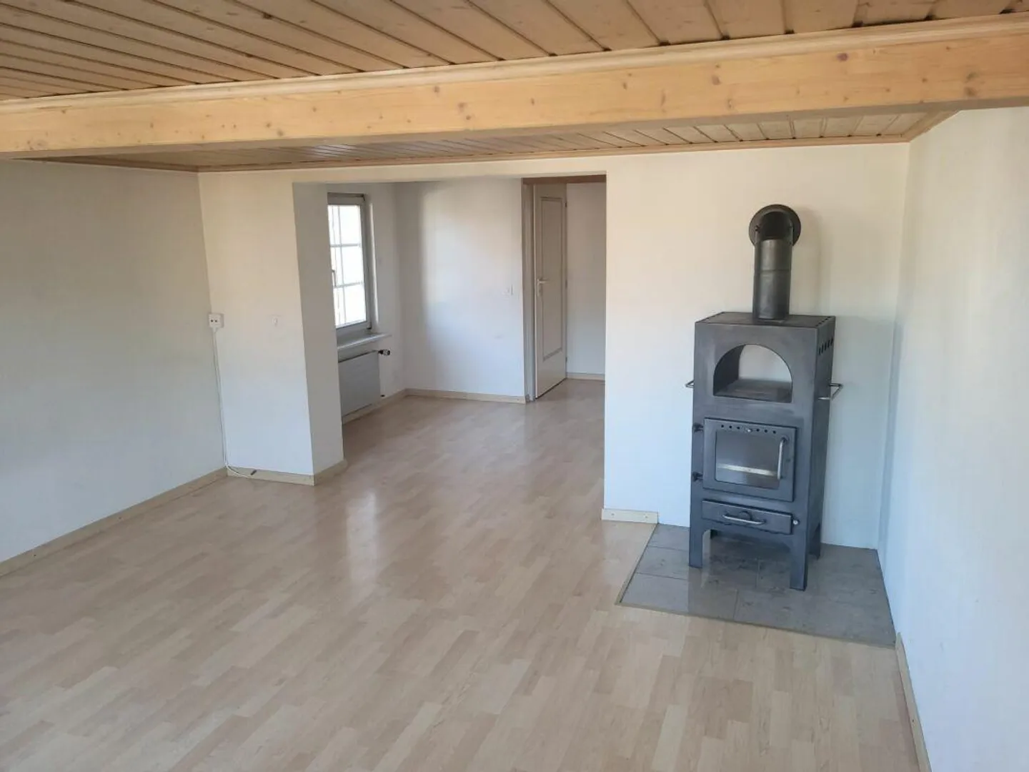 Spacious and Central 2.5 Room Apartment - Photo 2 of 6