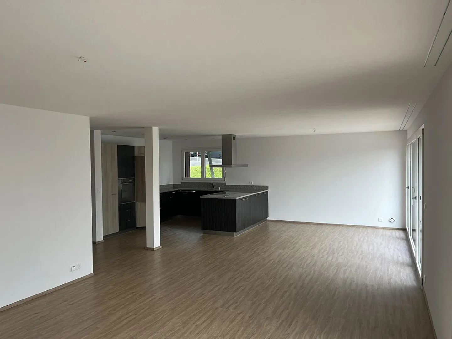 Four and a half rooms - Photo 2 of 15