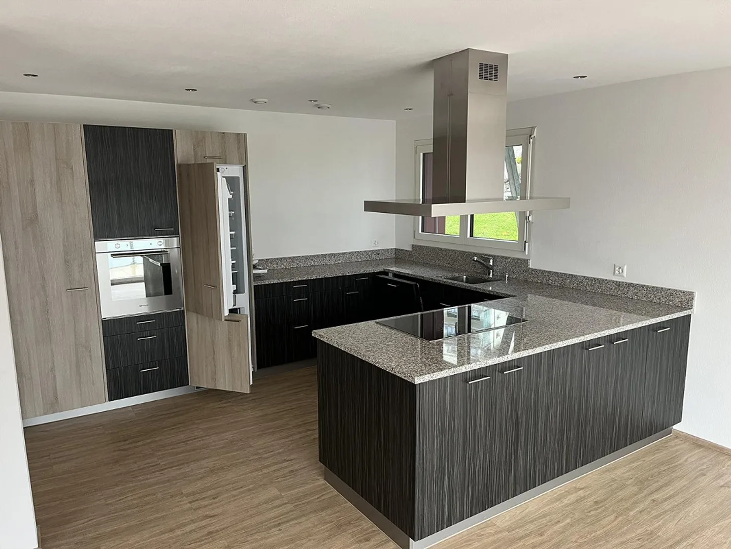 Four and a half rooms - Photo 3 of 15