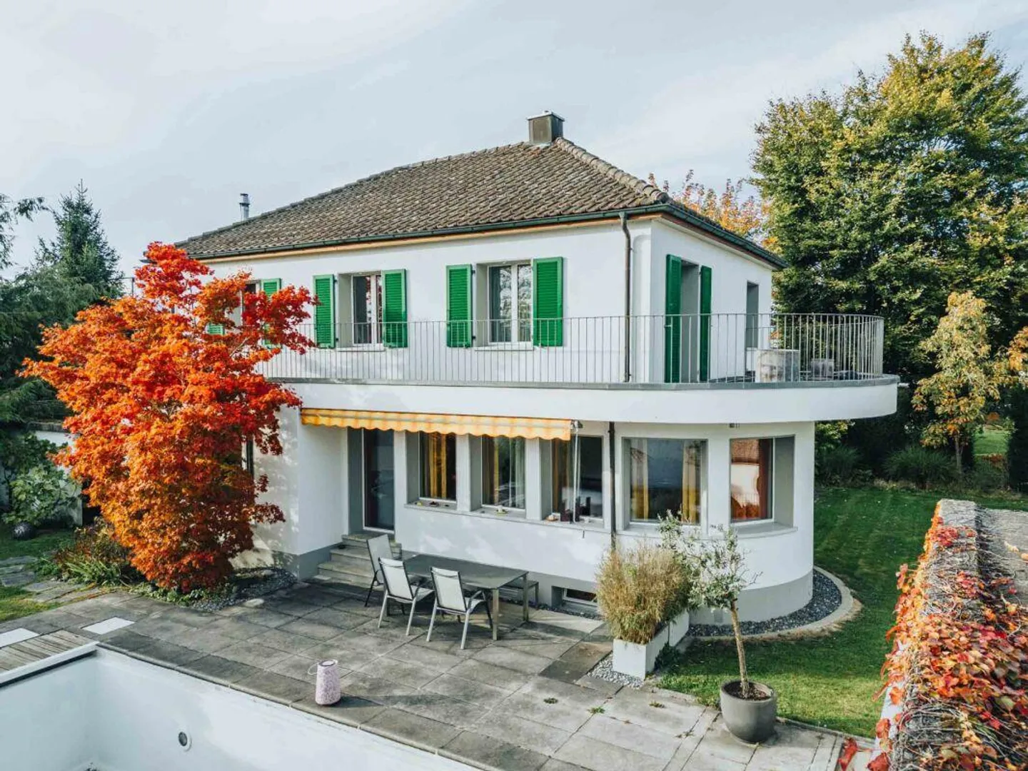 Elegantes 6.5-Zimmer-Haus mit Pool im Allmenquartier - Foto 1 von 13