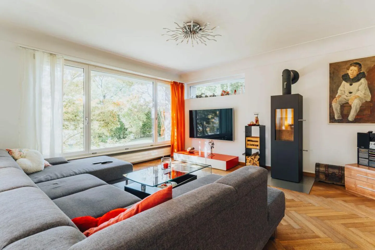 Elegantes 6.5-Zimmer-Haus mit Pool im Allmenquartier - Foto 3 von 13
