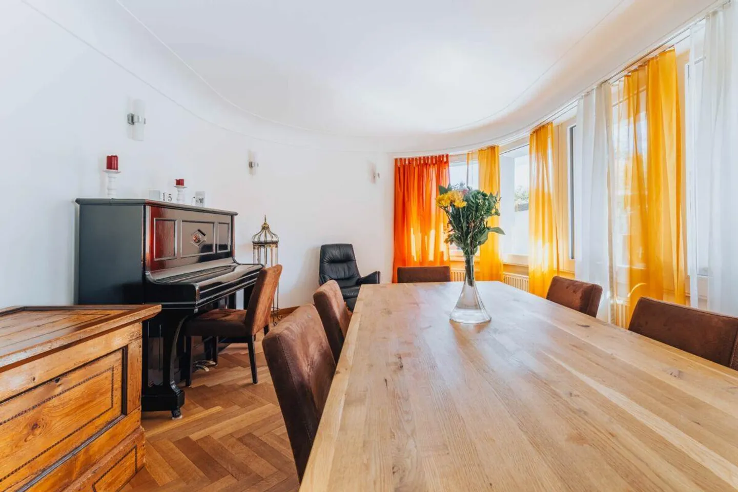 Elegantes 6.5-Zimmer-Haus mit Pool im Allmenquartier - Foto 5 von 13