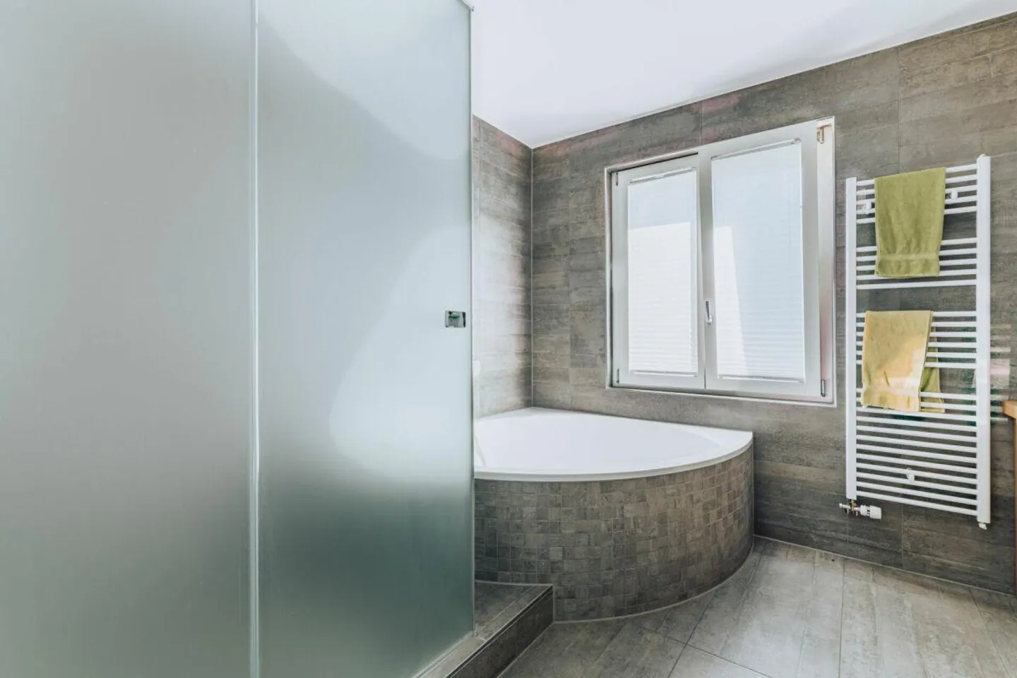 Elegantes 6.5-Zimmer-Haus mit Pool im Allmenquartier - Foto 6 von 13