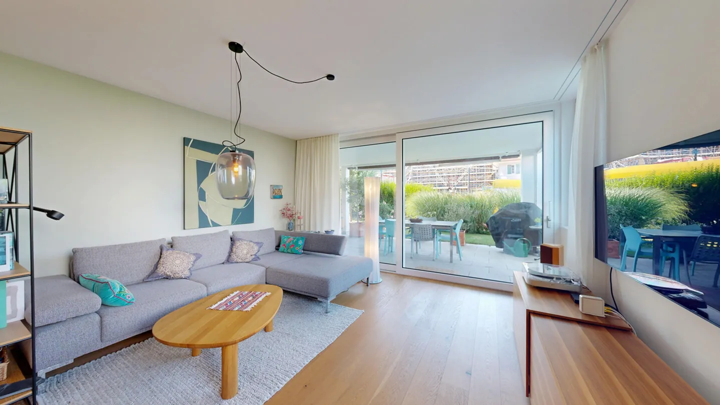 Moderne 4.5-Zimmer-Gartenwohnung mit Einstellhallenplatz - Foto 3 von 19