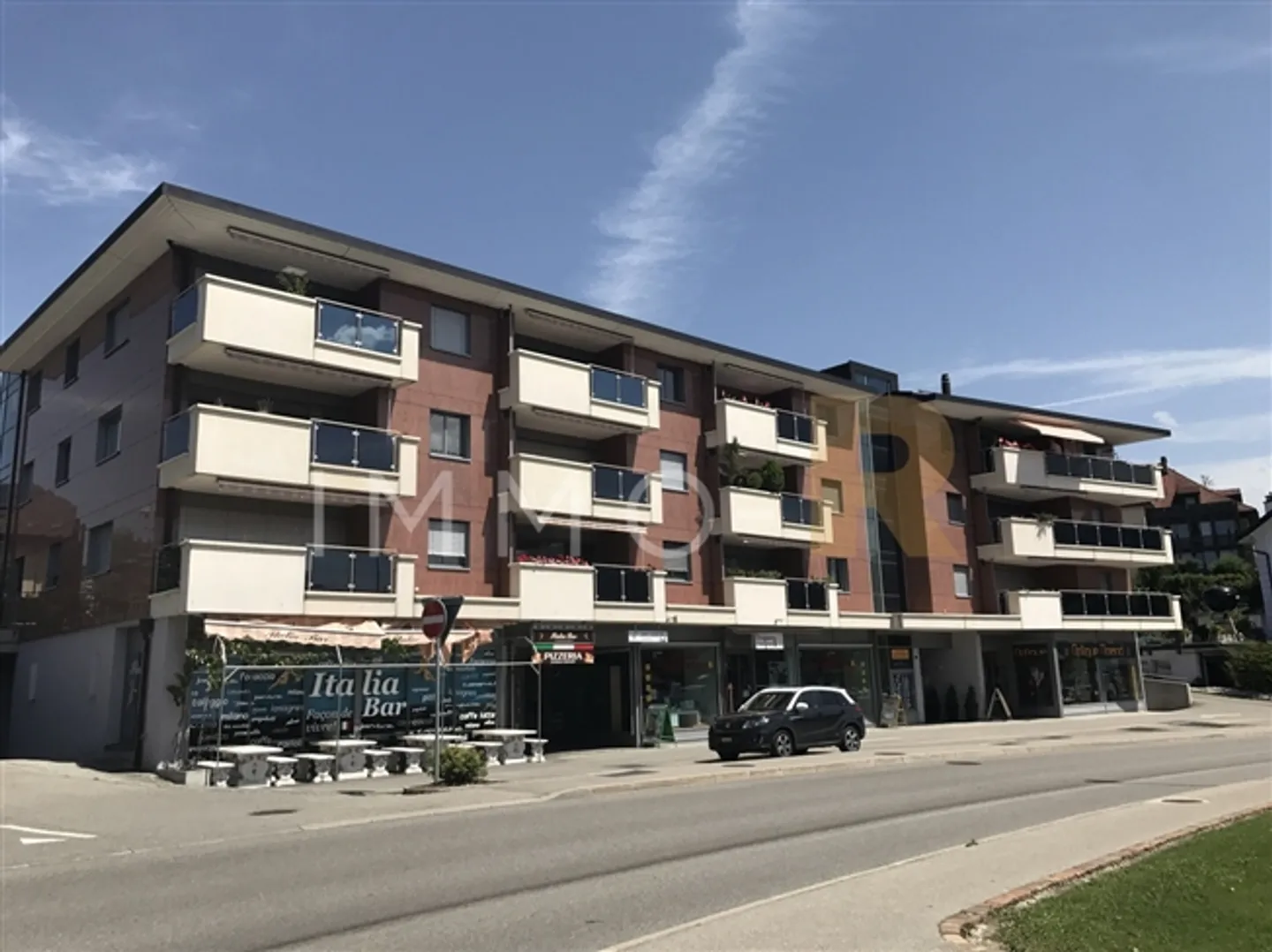 Au coeur de Châtel-St-Denis  Locaux commerciaux avec vitrines - Photo 1 sur 2