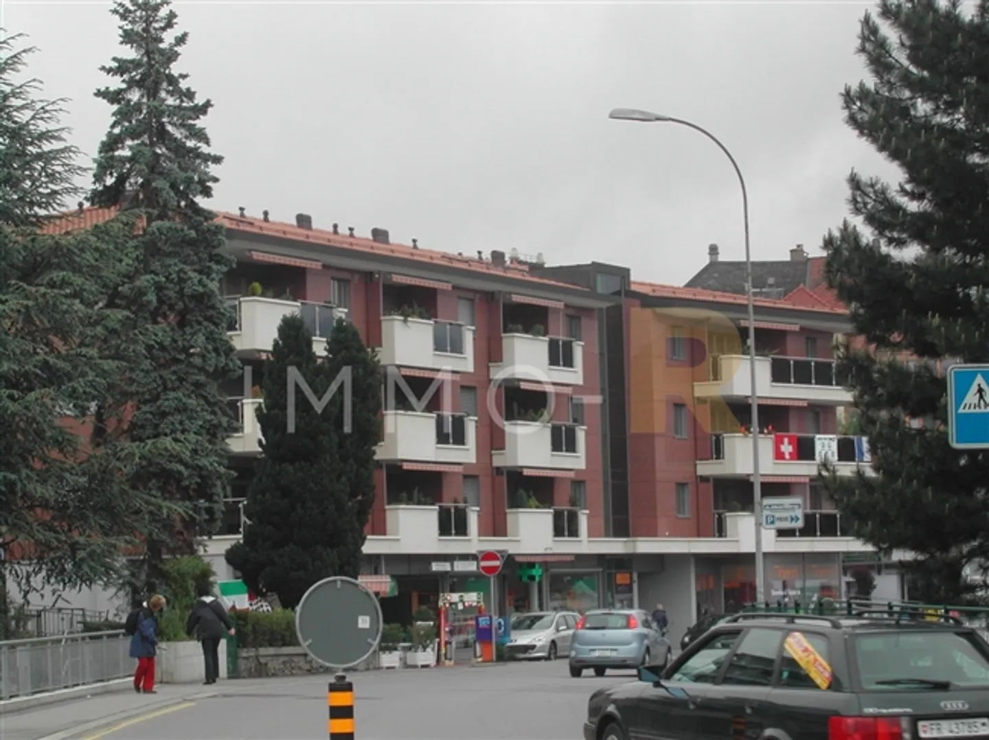 Au coeur de Châtel-St-Denis  Locaux commerciaux avec vitrines - Photo 2 sur 2