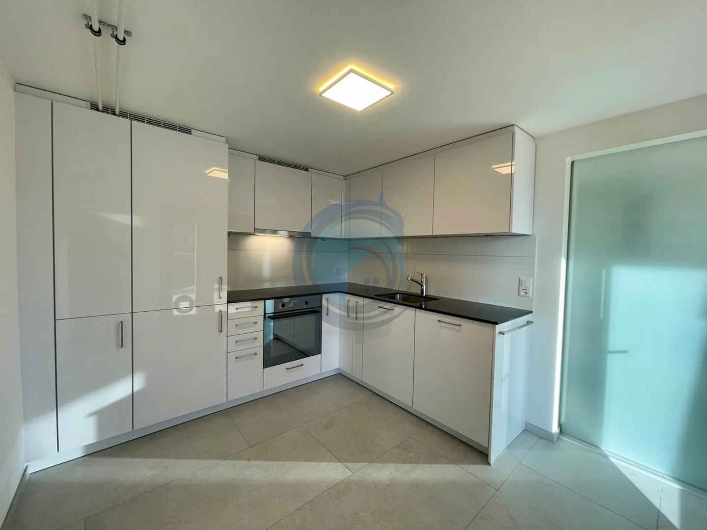 SPACIOUS 2.5-ROOM APARTMENT WITH TERRACE AND GARDEN - Photo 2 of 14