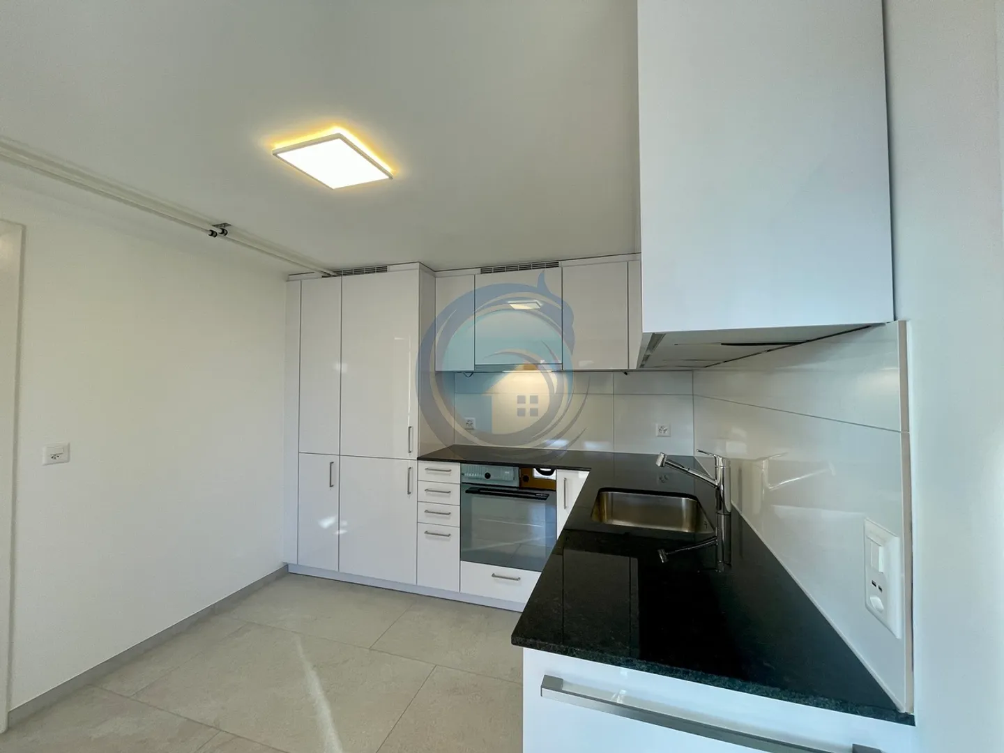 SPACIOUS 2.5-ROOM APARTMENT WITH TERRACE AND GARDEN - Photo 3 of 14